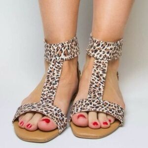 Qupid Hazy Leopard Print Flat Gladiator Sandals - Size 10